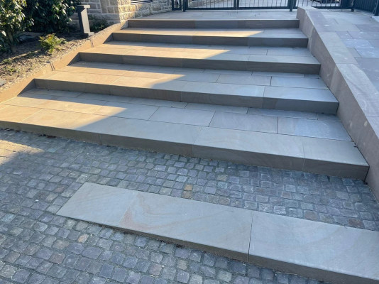 Stufenanlage aus Naturstein