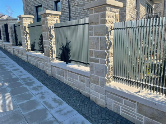 Einfriedungsmauer aus Sandstein